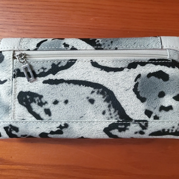 Guess Wallet - Picture 2 of 7